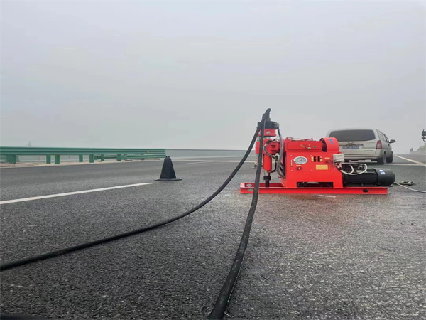 乌苏马路路基路面开裂下沉注浆加固灌浆