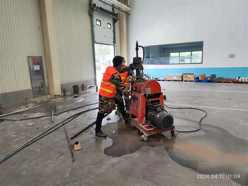 乌苏厂房地面下沉塌陷注浆加固施工